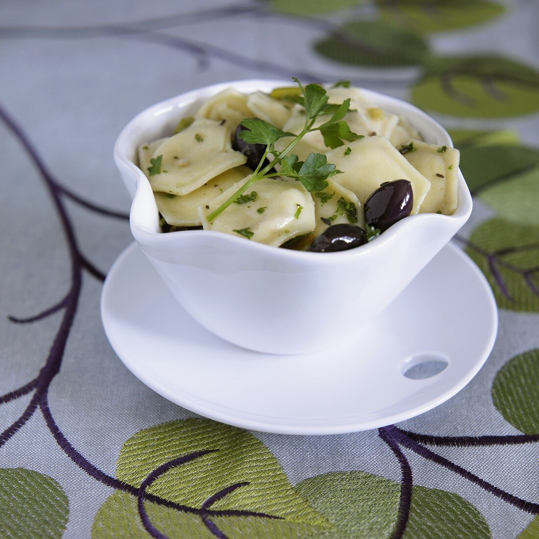 Ravioli mit Feta-Füllung und Oliven in Schälchen