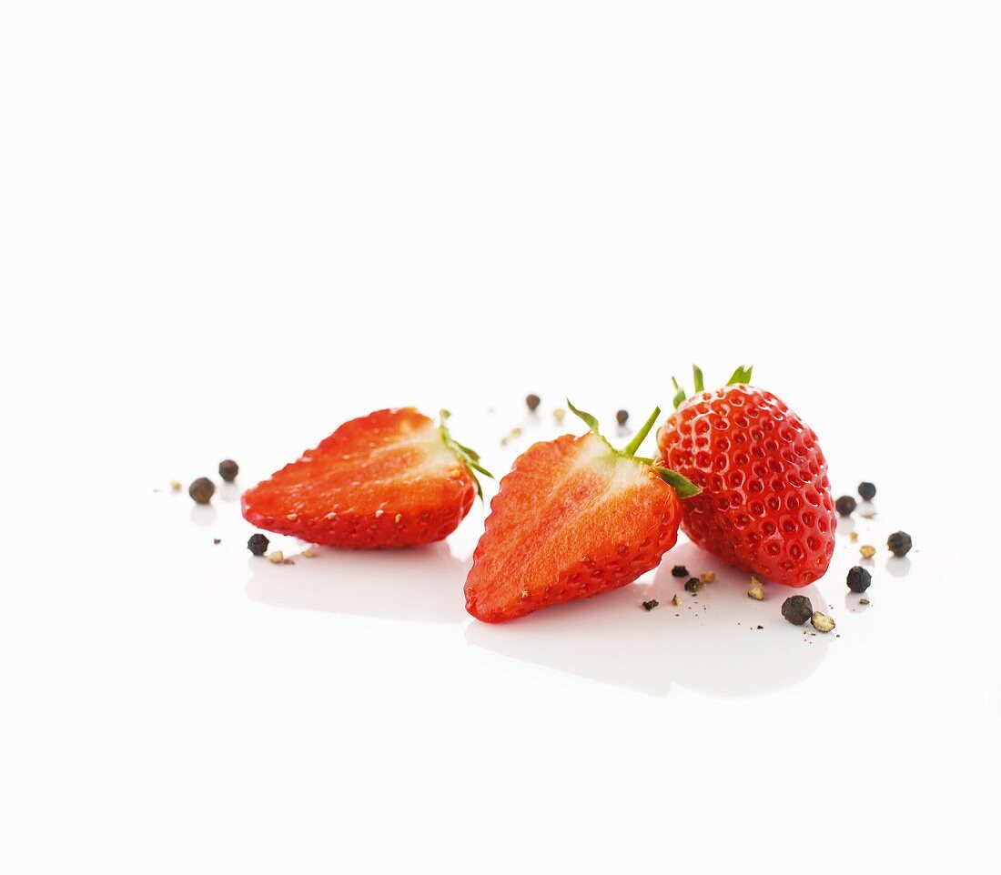 Erdbeeren, ganz & halbiert mit Pfefferkörnern