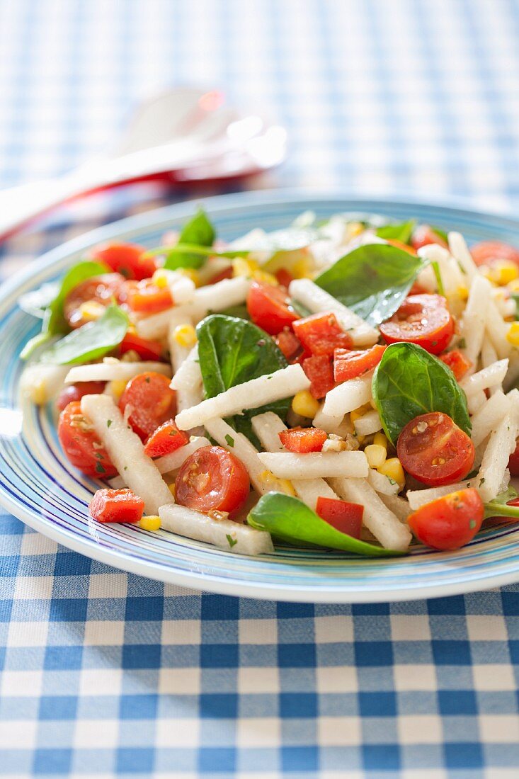 Sommerlicher Gemüsesalat mit Tomaten, Jicama, Mais und Basilikum