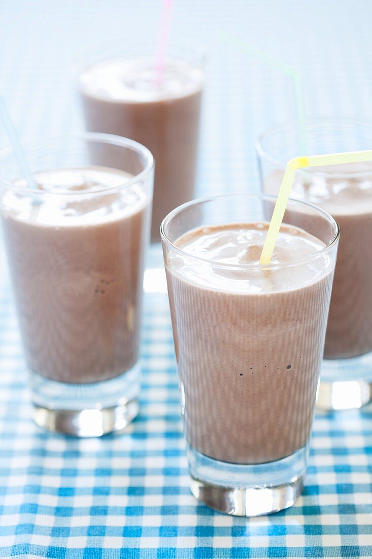 Schokoladenshakes in Gläsern mit Strohhalmen