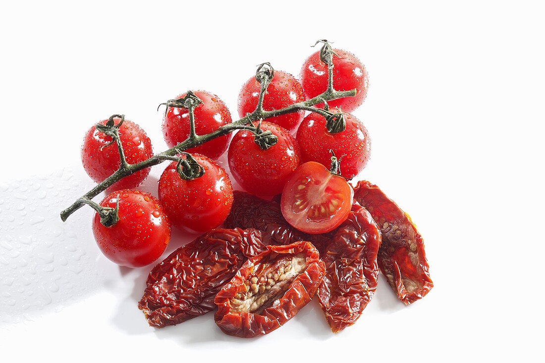 Frische und getrocknete Tomaten