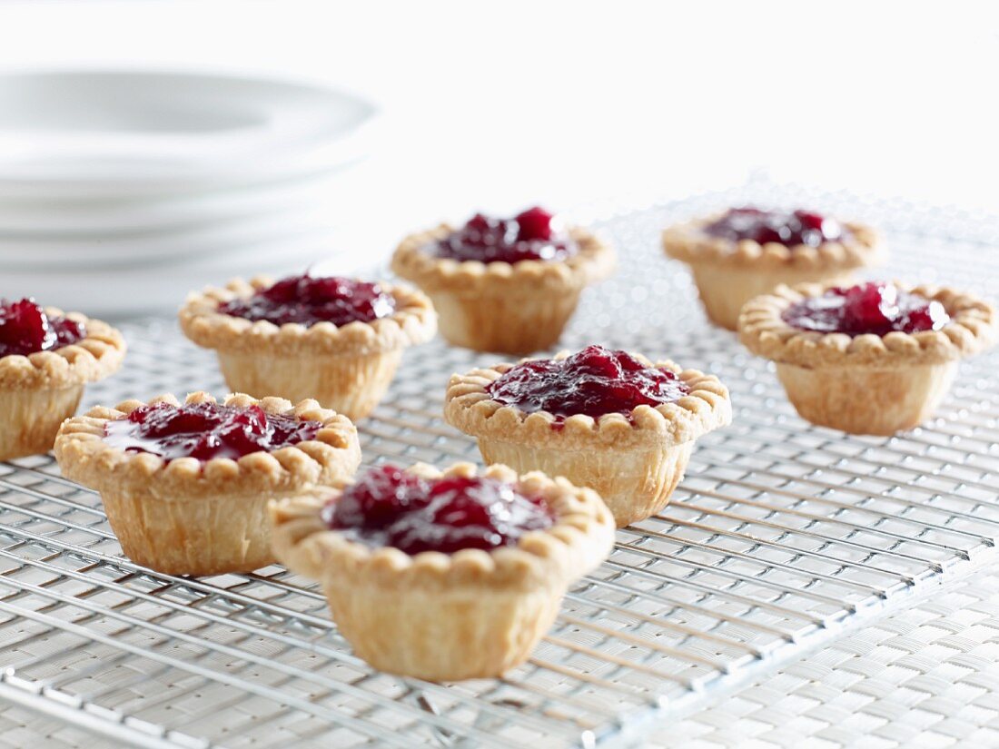 Cranberrytorteletts auf einem Kuchengitter