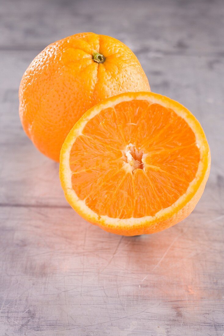 Ganze und halbe Orange