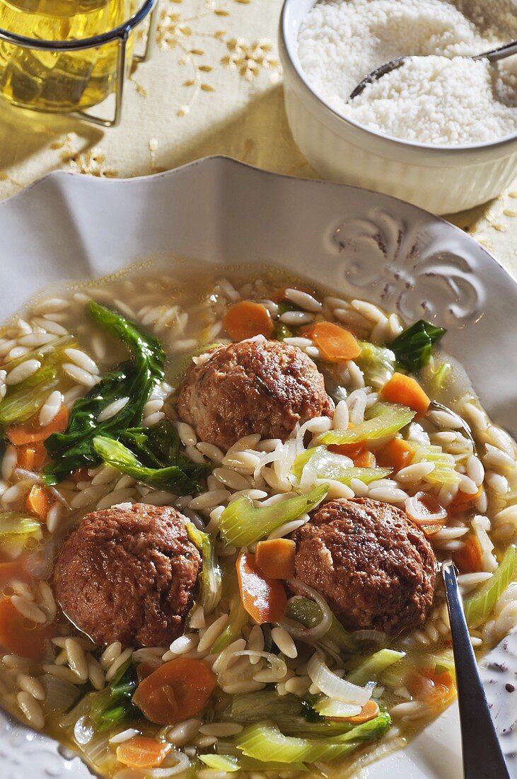 Suppe mit Orzonudeln und Fleischklösschen