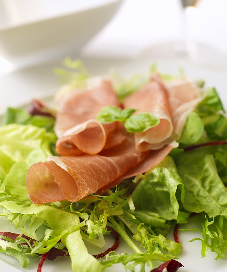 Gemischter Blattsalat mit Parmaschinken