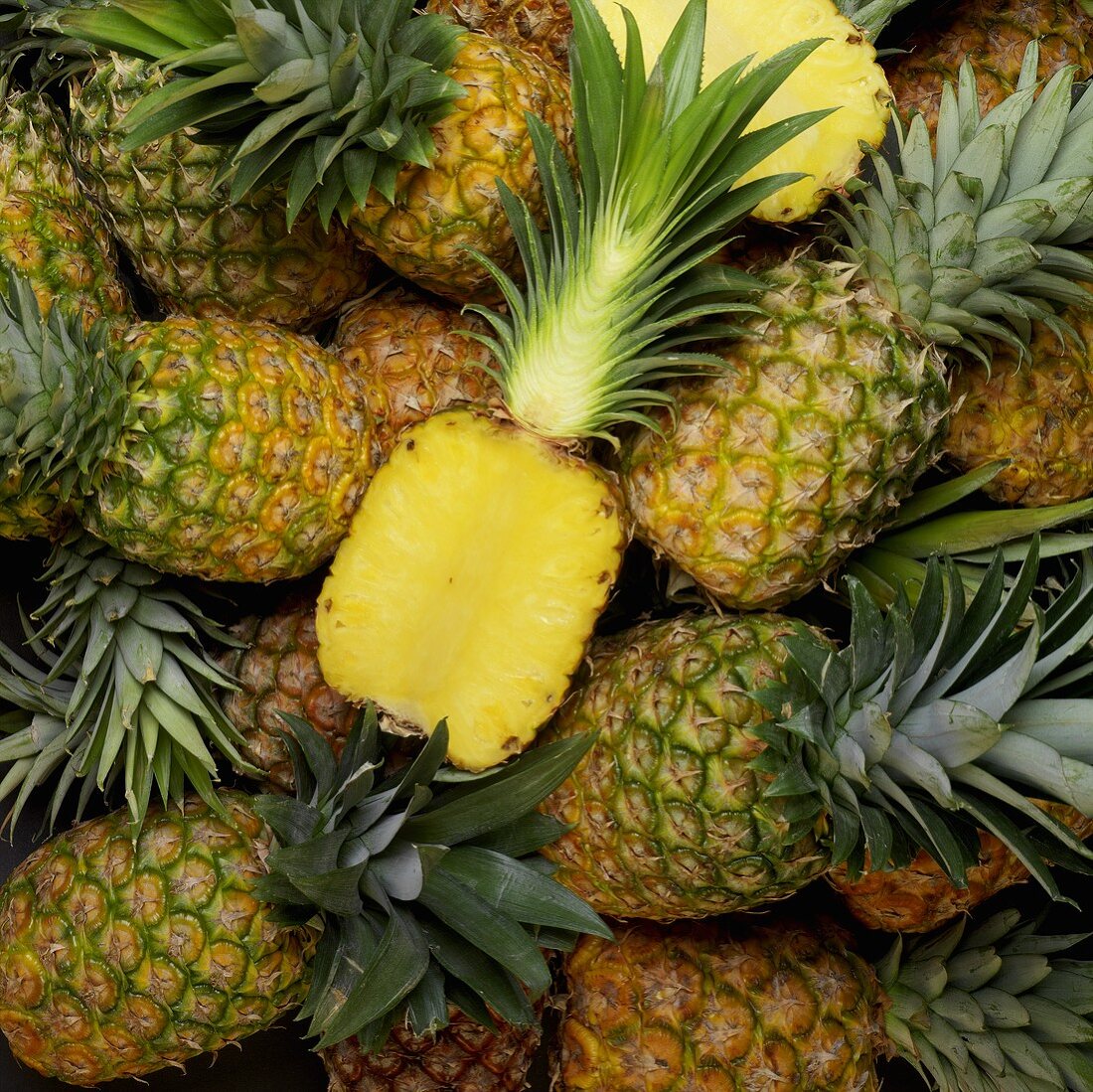 Viele Ananas (bildfüllend)