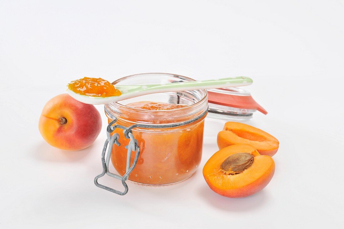 Aprikosenmarmelade und frische Aprikosen