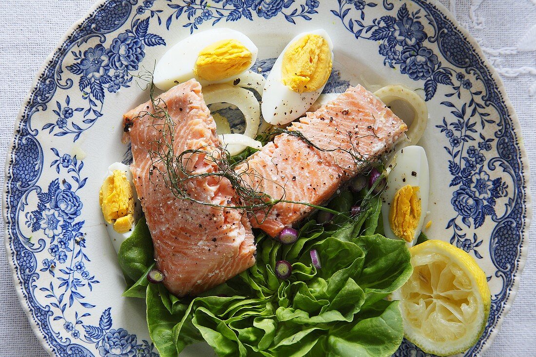 Blattsalat mit Lachsfilet und Ei