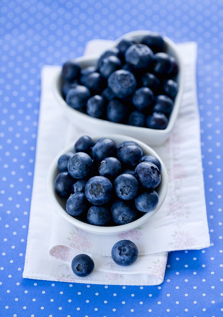 Frische Heidelbeeren in Schälchen