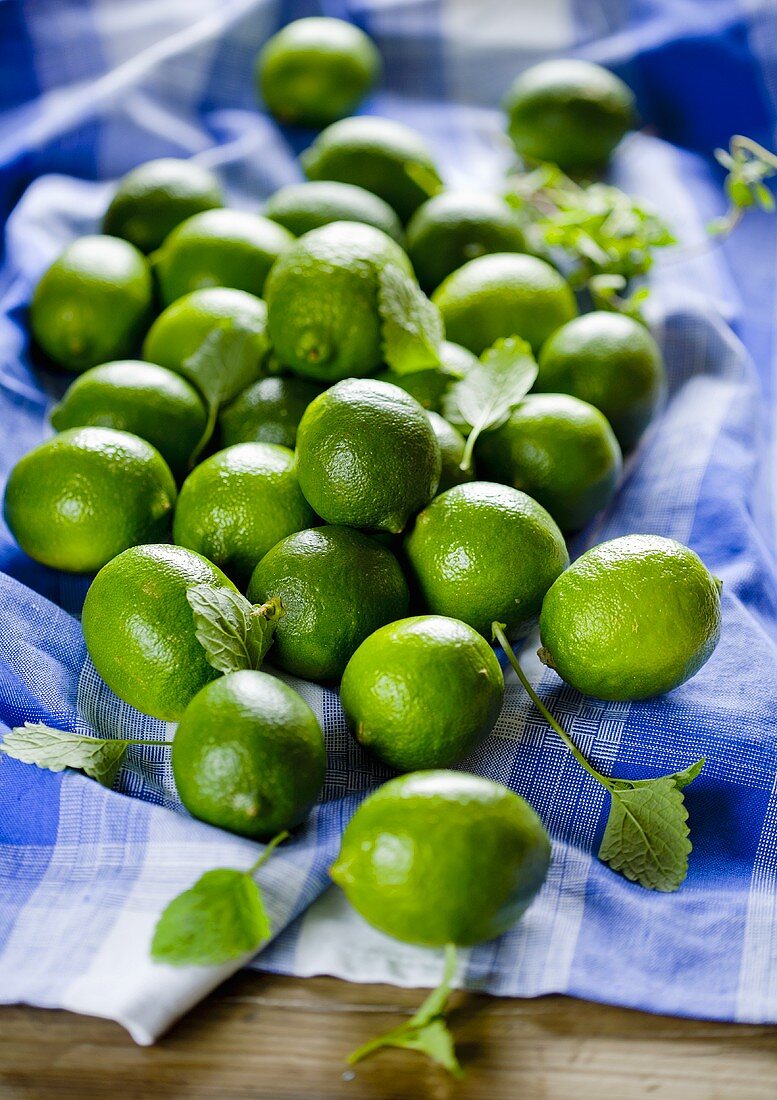 Limetten und Minze auf Tuch