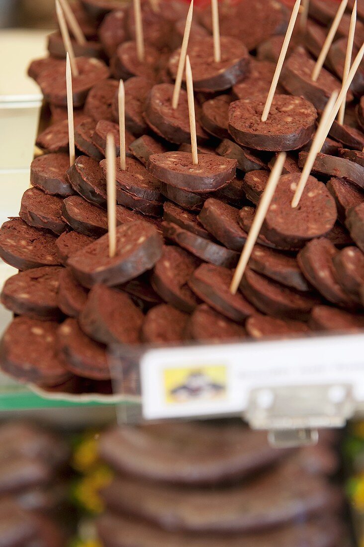 Boudin Noir (Blutwurst, Frankreich) in Scheiben auf dem Markt