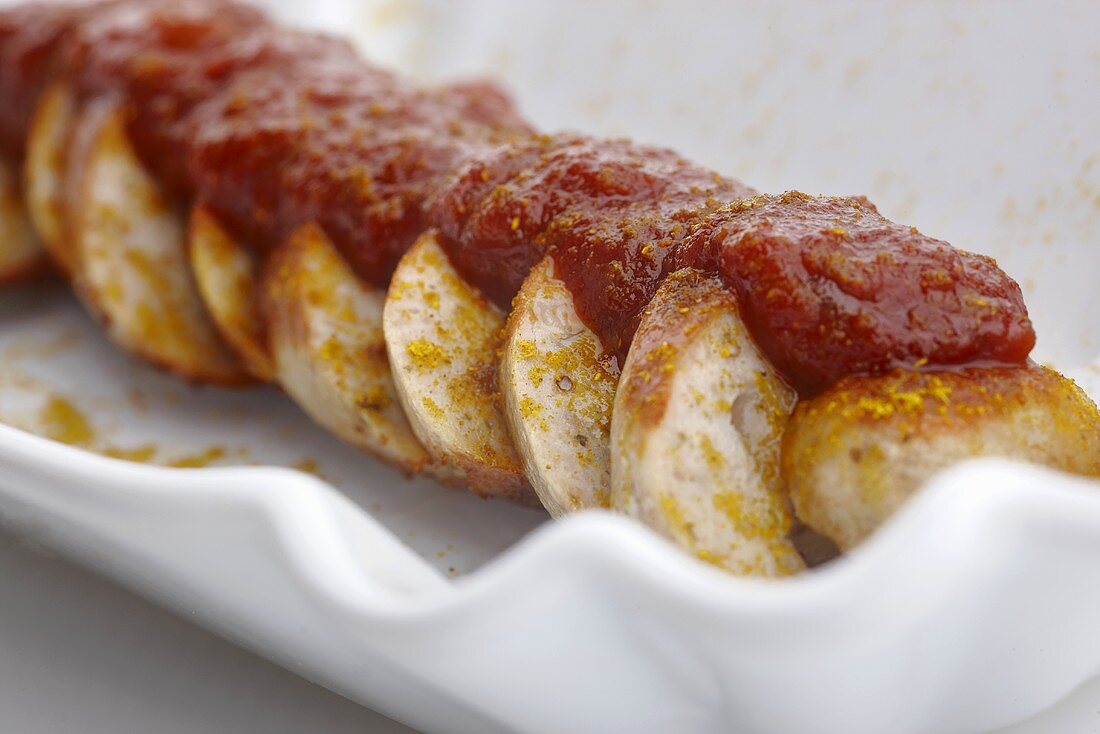 Currywurst mit Ketchup (Close Up)