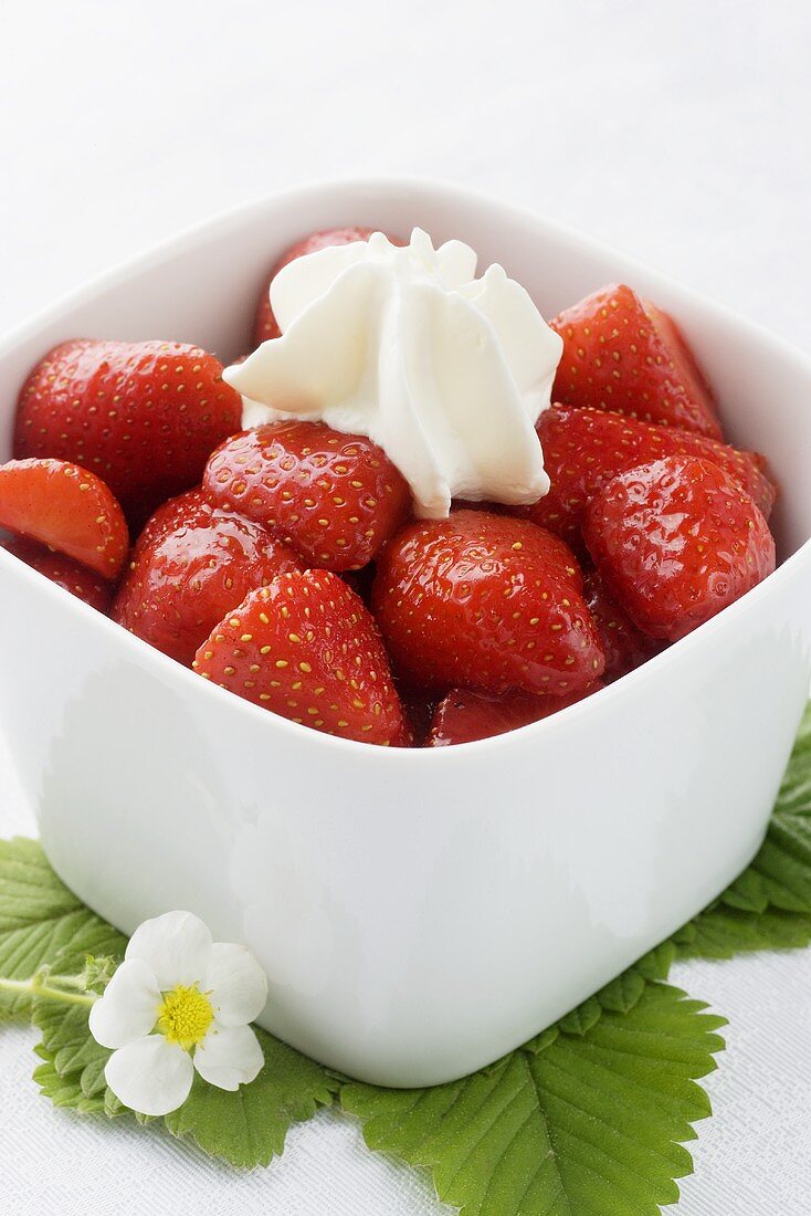 Strawberries with vanilla sugar and cream