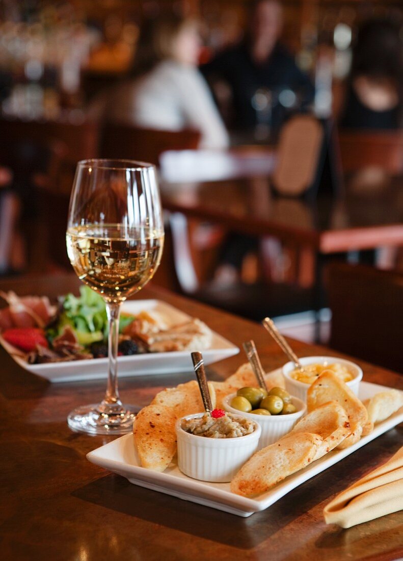 Hors d'oeuvres with Tapenade, Olives and Polenta with Bread; White Wine