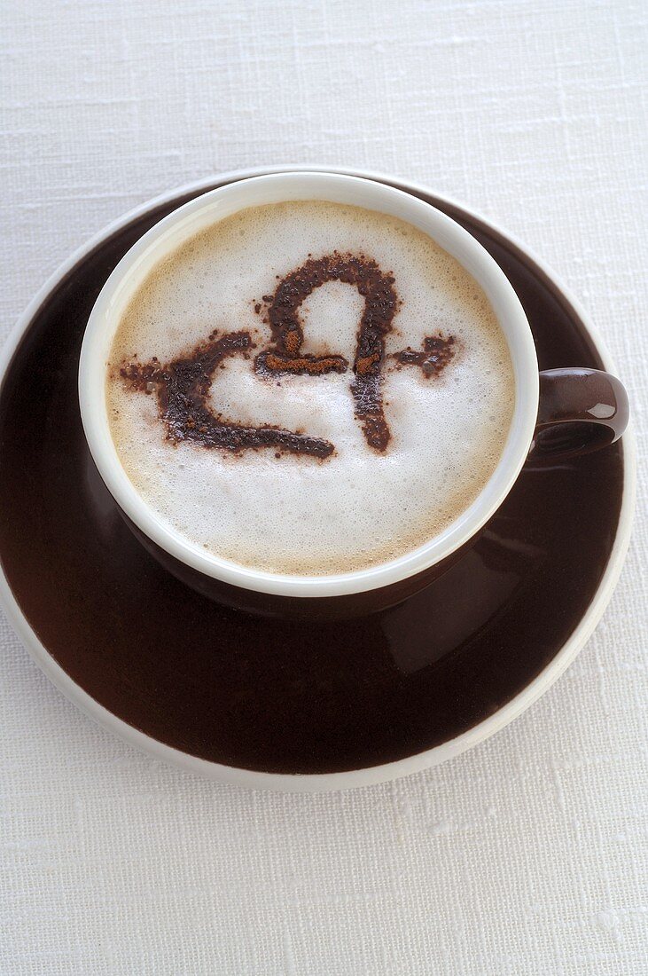 Cappuccino mit Herz aus Kakaopulver