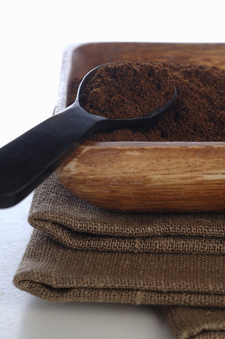 Kaffeepulver in Holzschale mit Löffel