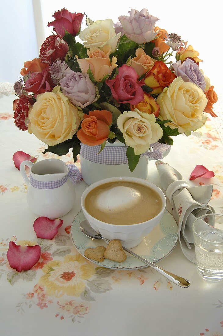 Kaffeetasse, Milchkännchen und Blumenstrauss