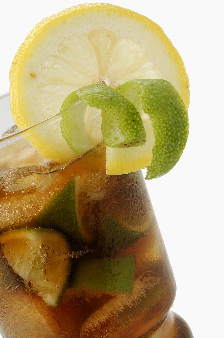 Cuba Libre mit Limetten und Zitrone