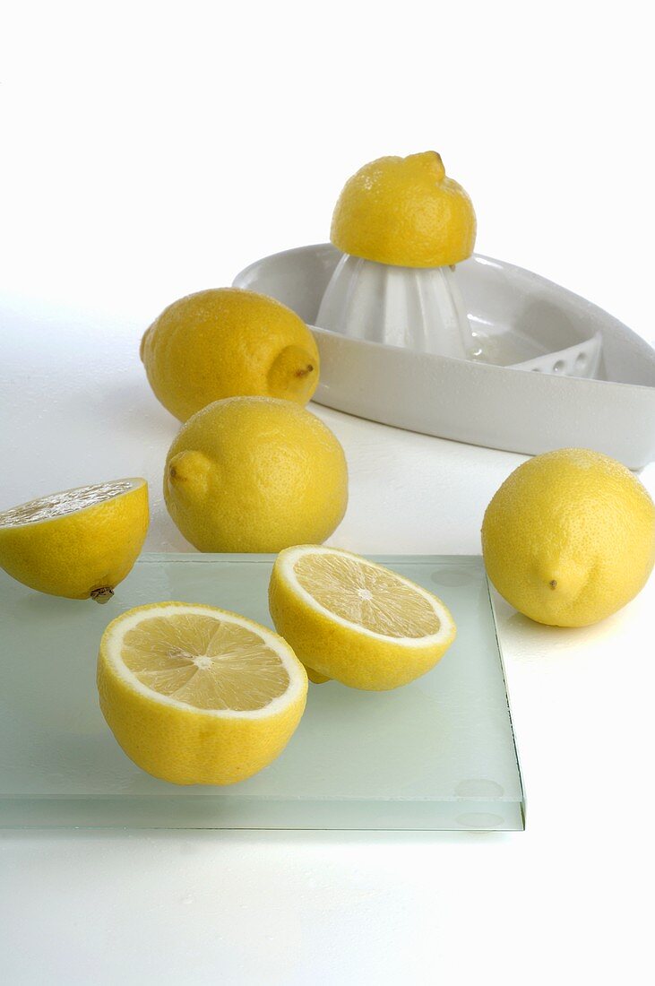 Citrus squeezer and lemons