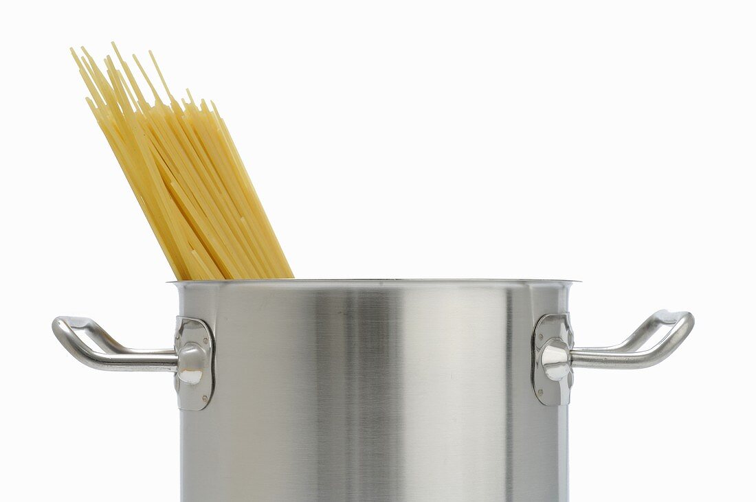 Spaghetti im Kochtopf