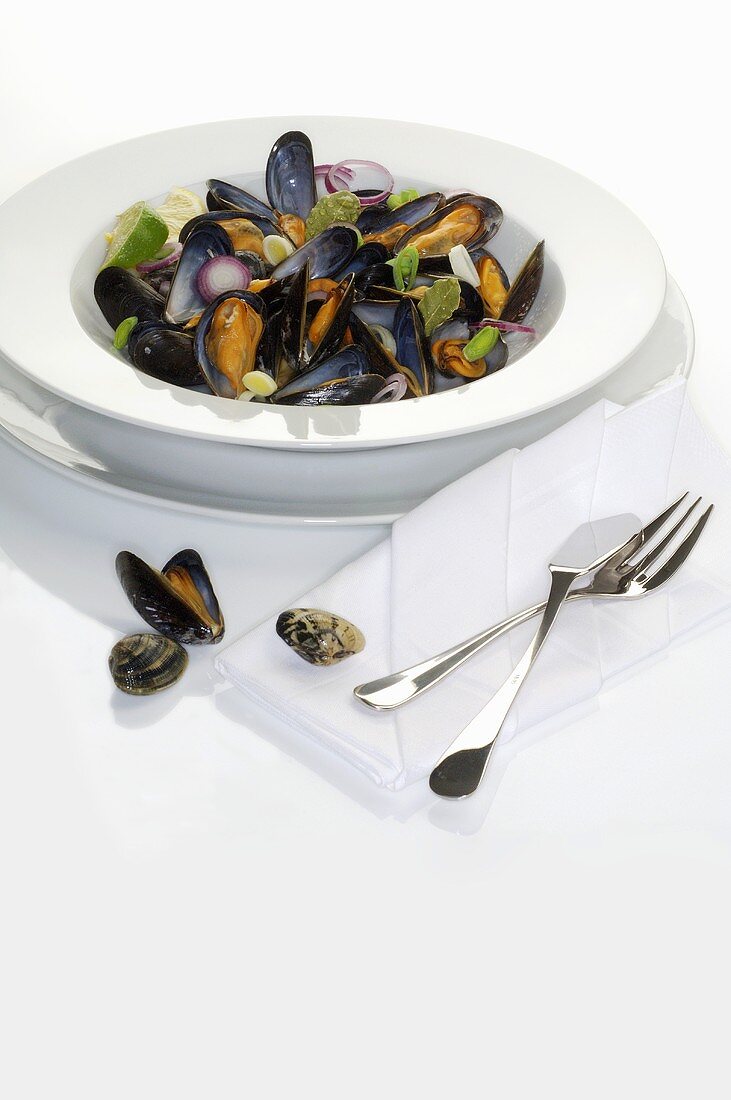 Mussels with onions and bay leaves
