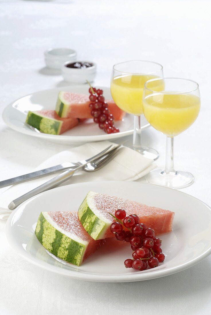 Frische Früchte und Orangensaft zum Frühstück