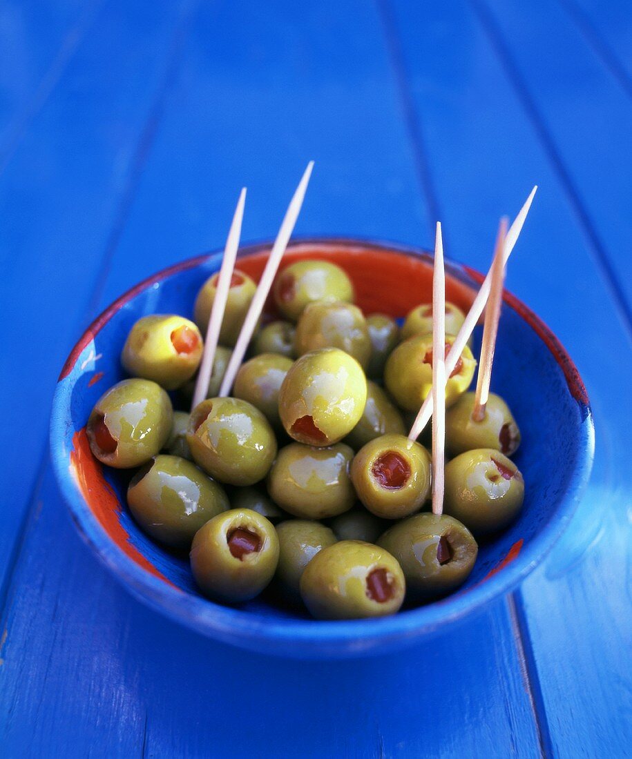 Gefüllte Oliven mit Zahnstochern