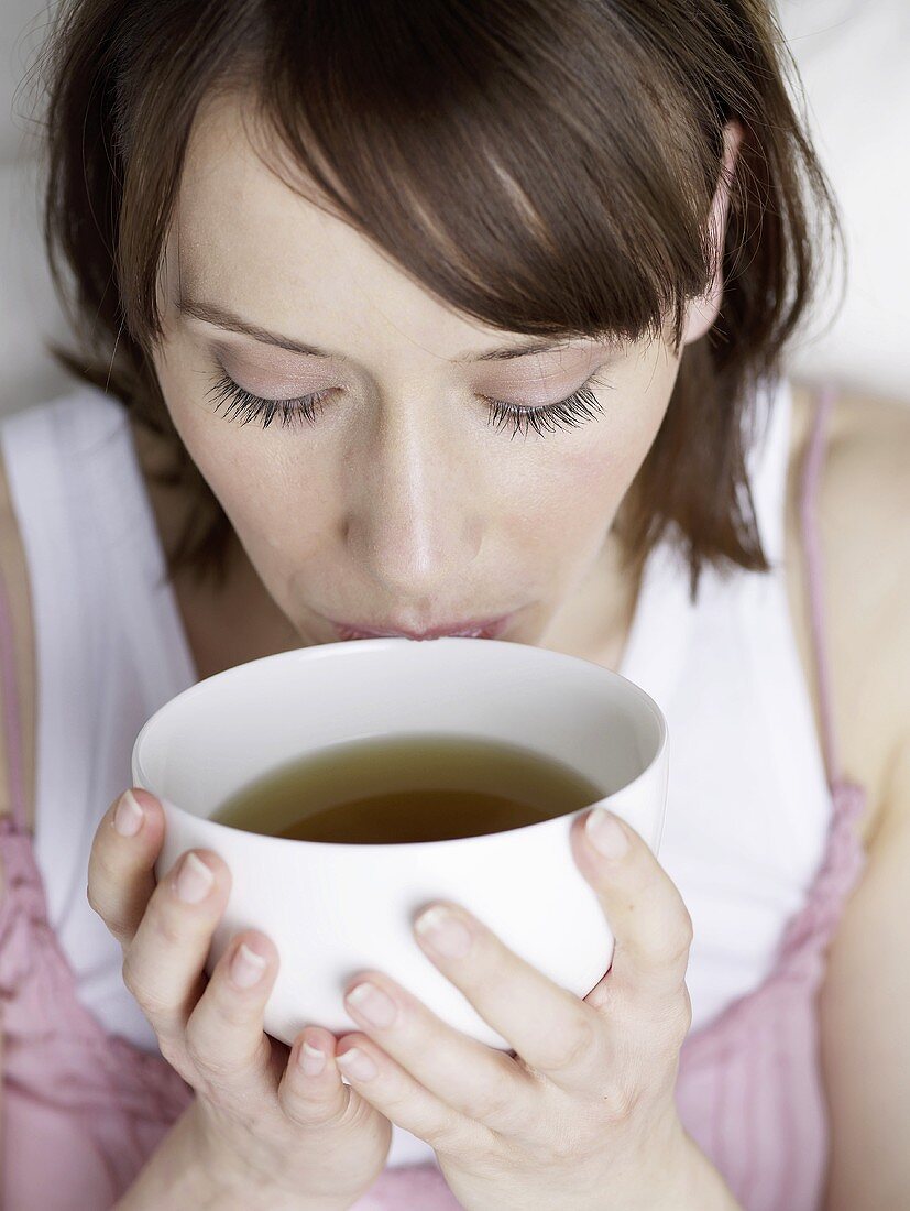 Frau trinkt Schale Tee