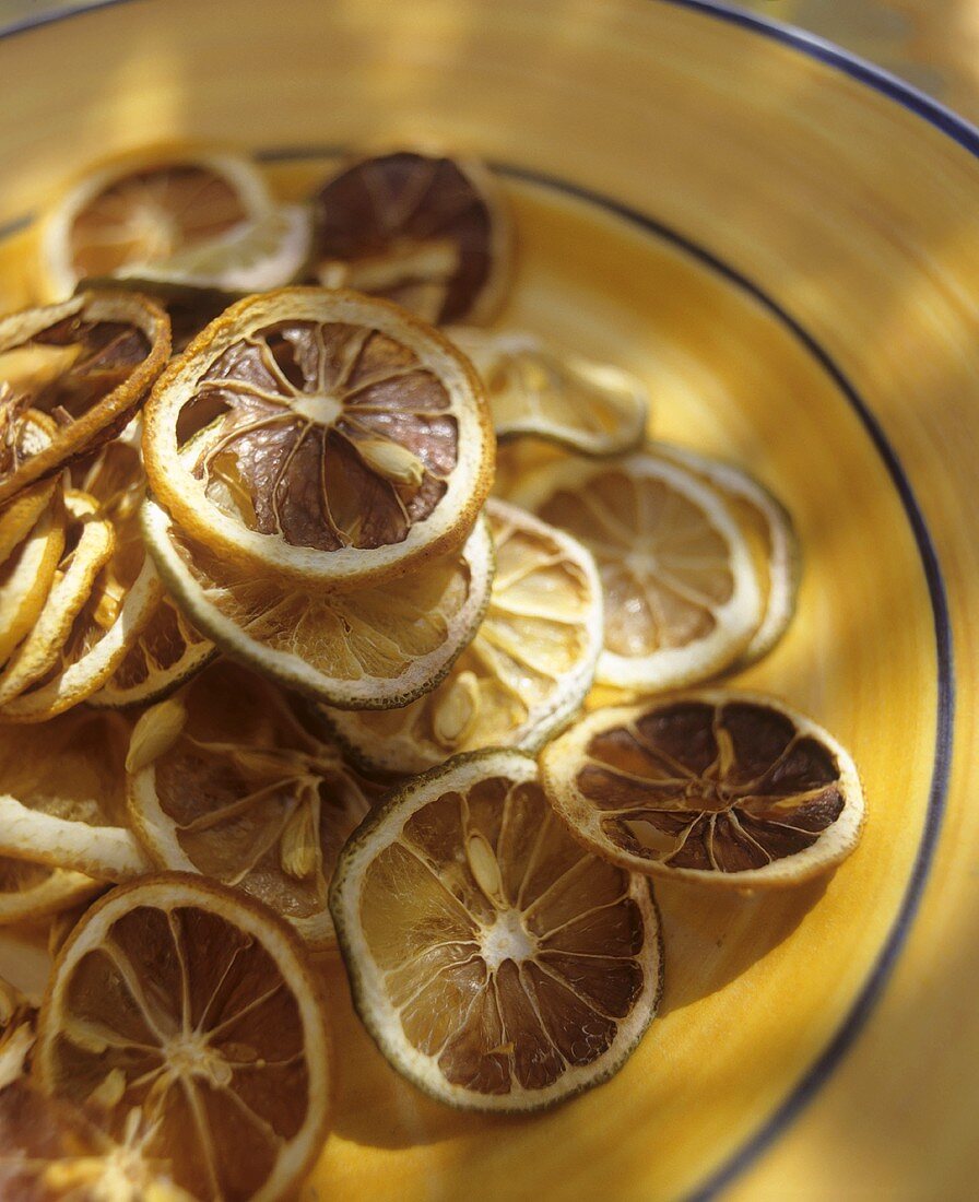 Getrocknete Zitronenscheiben auf Teller