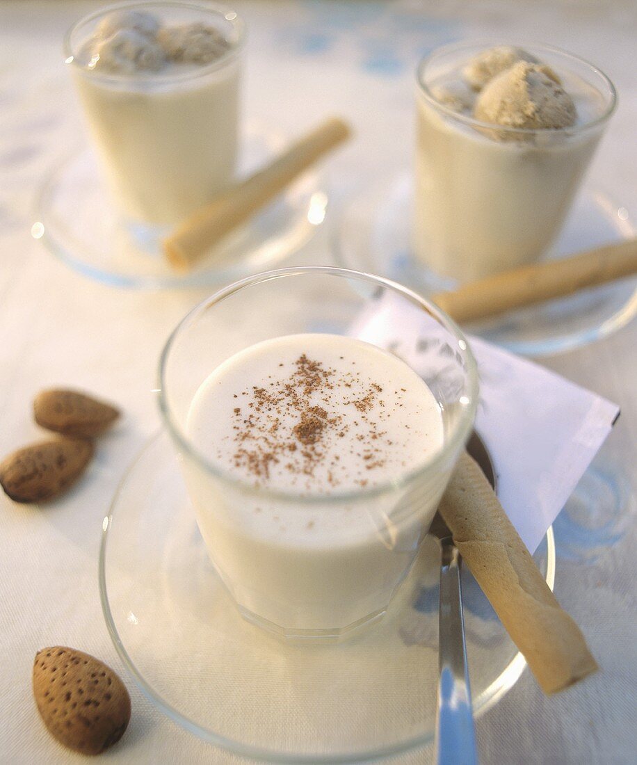 Almond cream with wafer rolls