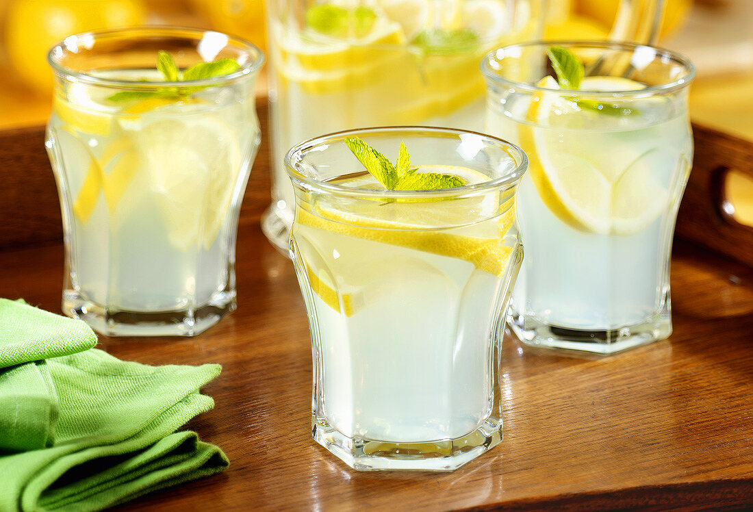 Zitronenlimonade in einer Karaffe und Gläsern