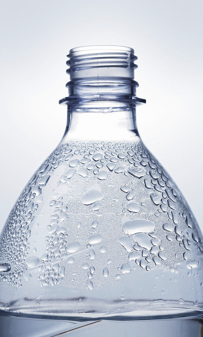 Plastik-Wasserflasche mit Wassertropfen
