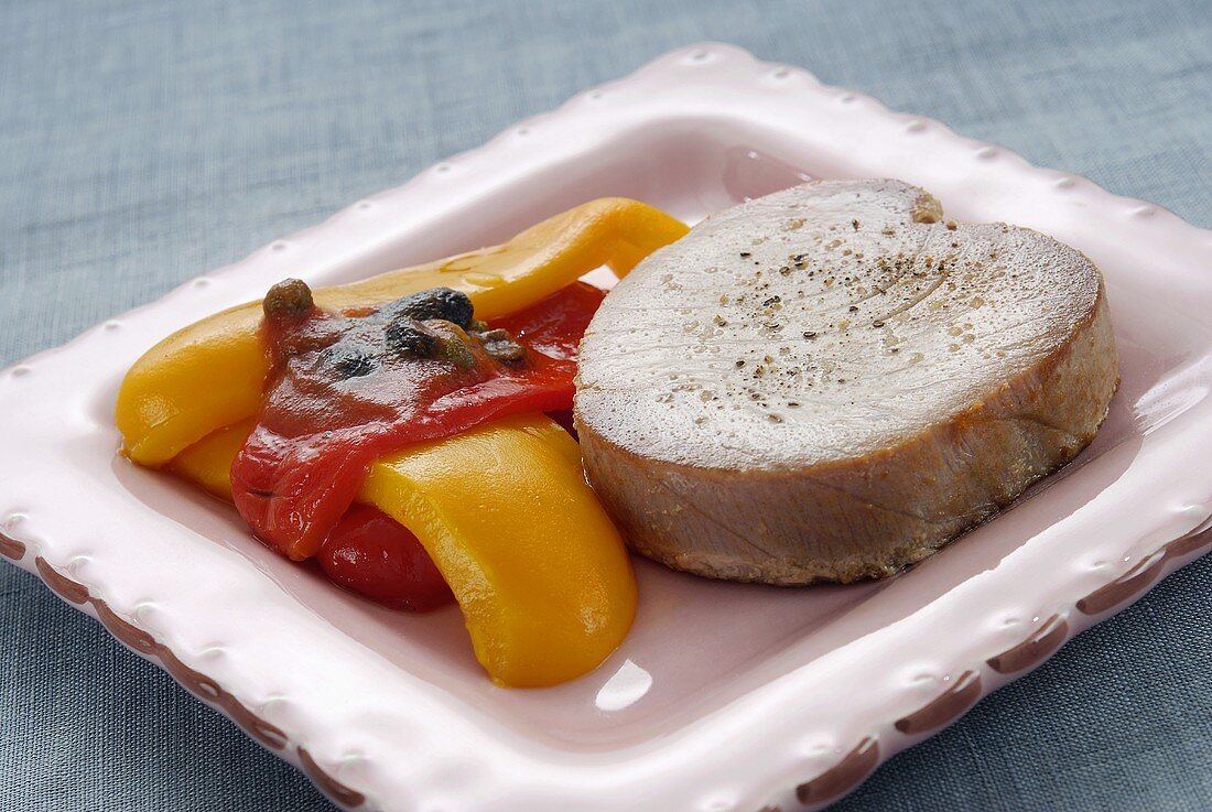 Tuna steak with grilled peppers