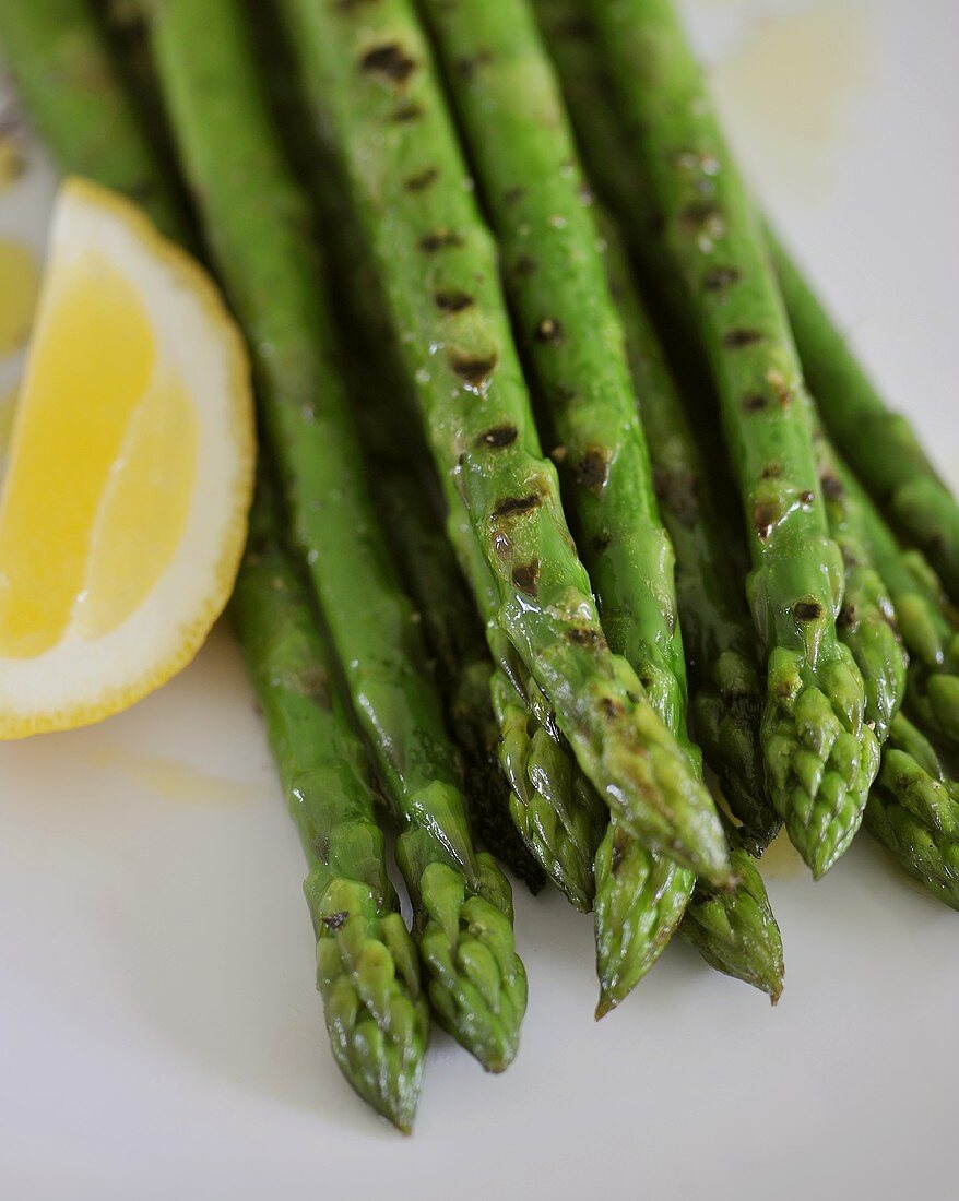 Gegrillter grüner Spargel mit Zitrone