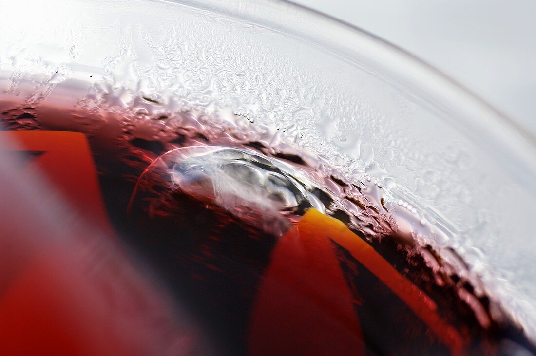 Roter Fruchtsaft mit Eiswürfeln in einem Glas