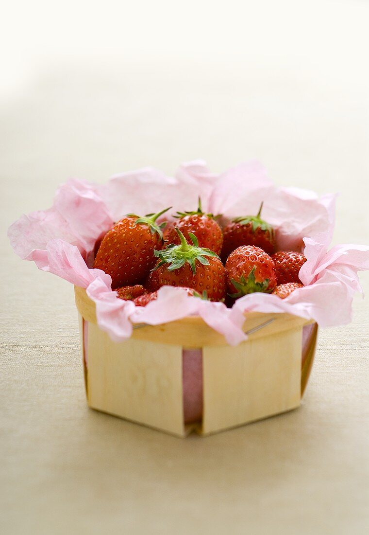 Erdbeeren mit Papier in einer Holzschachtel