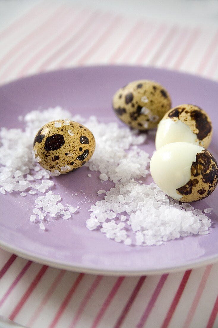 Unshelled and half-shelled quails' eggs with sea salt