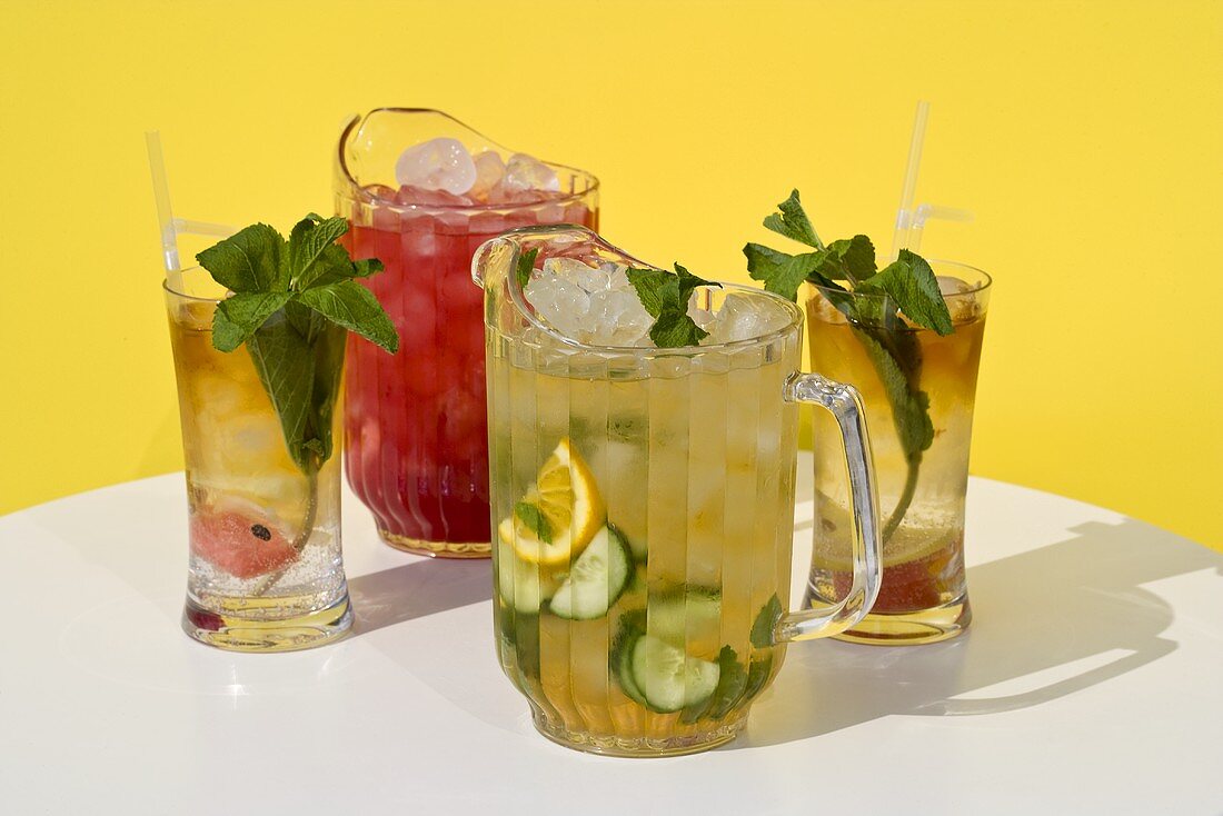 Pimms- und Wassermelonen-Cocktail in Krügen und Gläsern