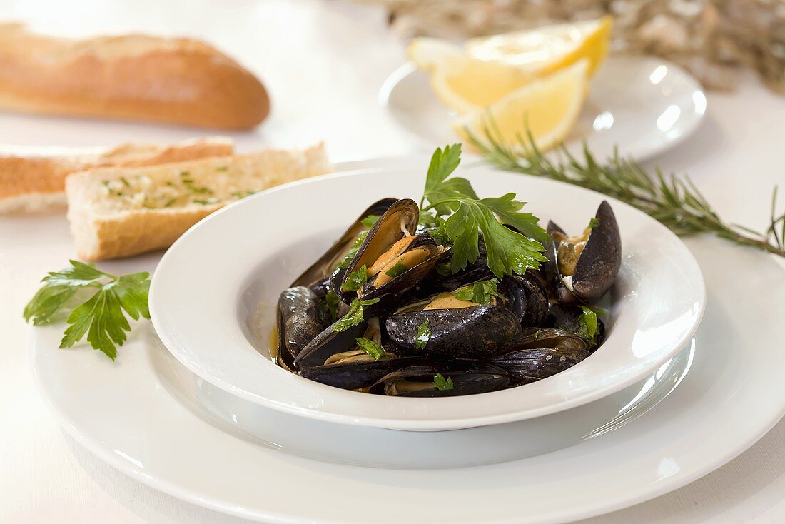 Mussels in white wine with garlic baguette