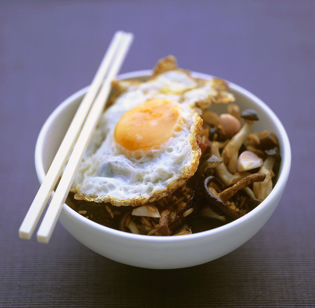 Nasi Goreng mit Pilzen und Spiegelei