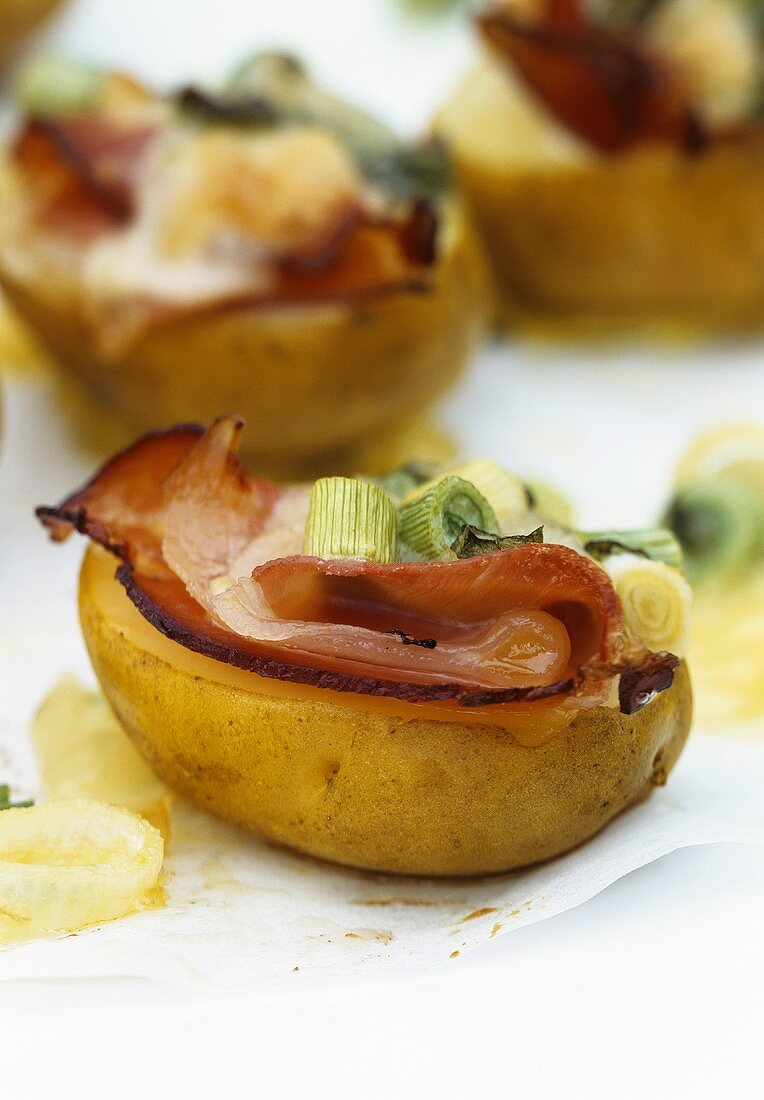 Mit Schinken, Käse und Frühlingszwiebeln gebackene Kartoffeln