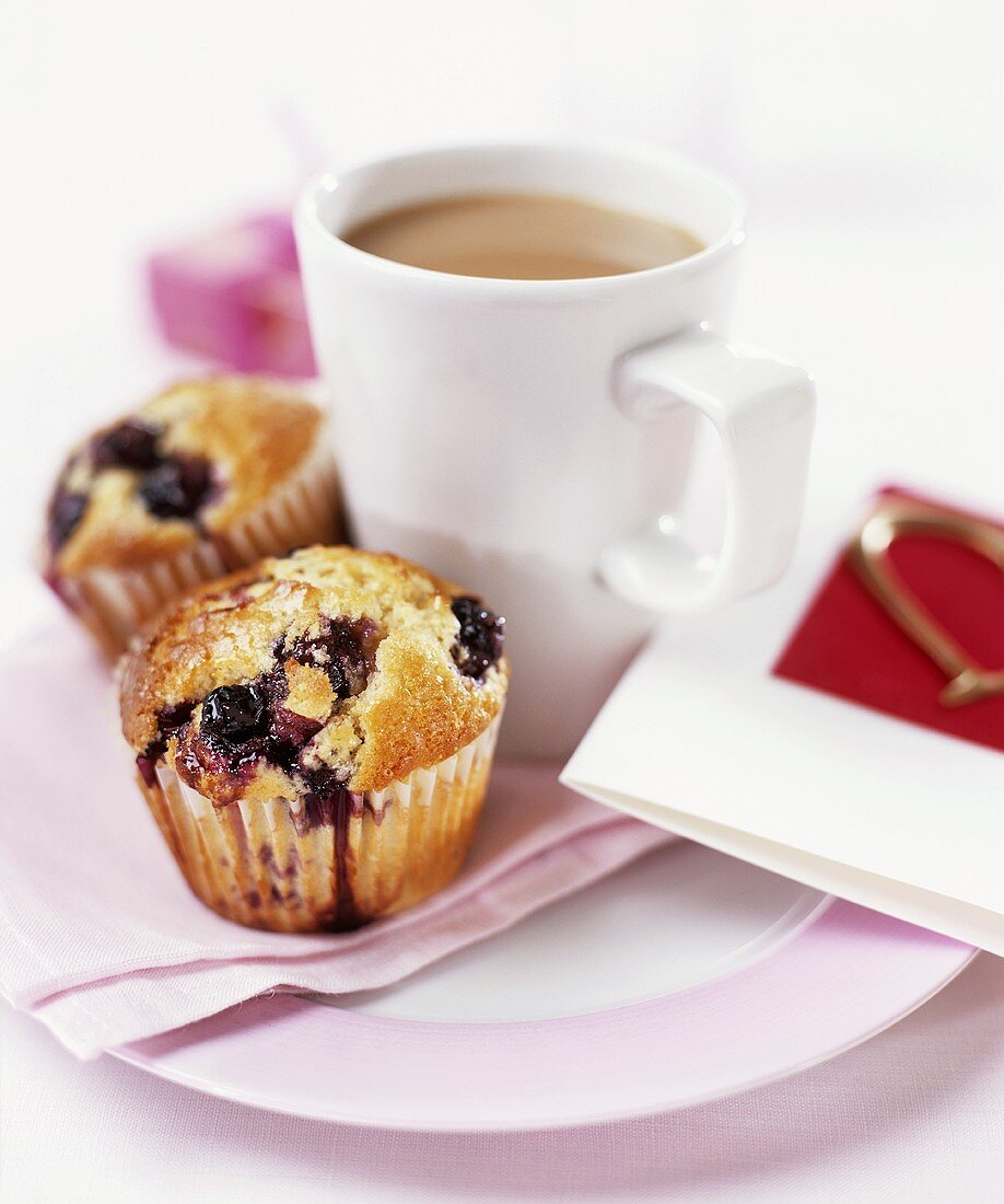 Blaubeer-Muffins mit einer Tasse Tee