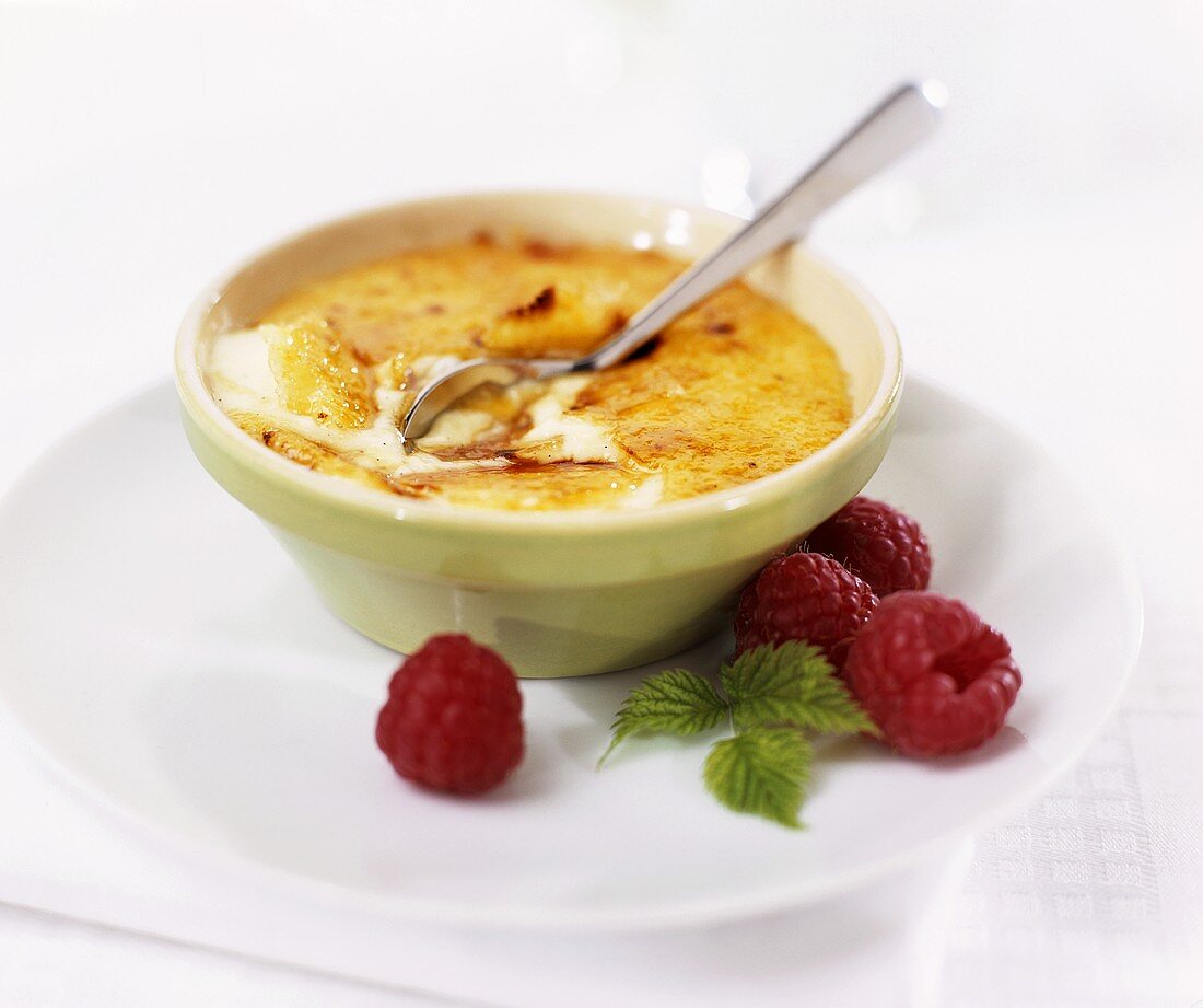 Crème brûlée with fresh raspberries