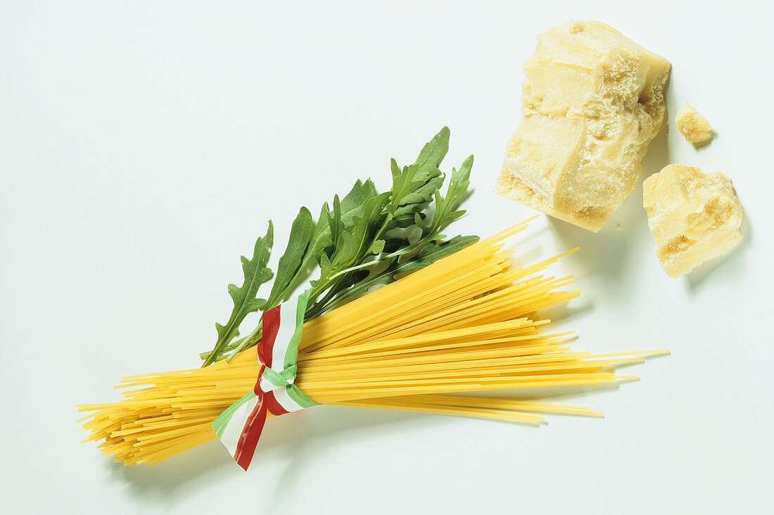 Italienisches Stillleben: Spaghetti, Rucola und Parmesan