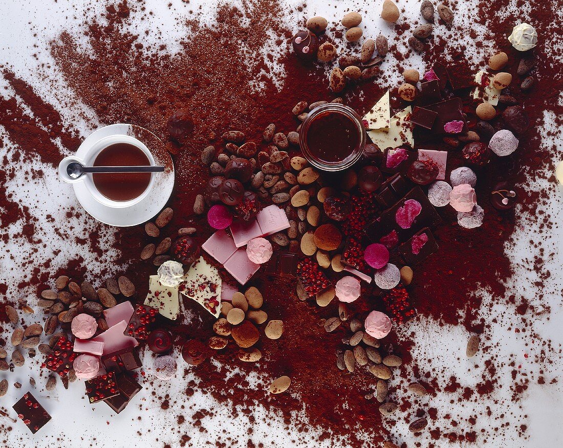 Stillleben: Schokoladen, Pralinen und Kakaopulver