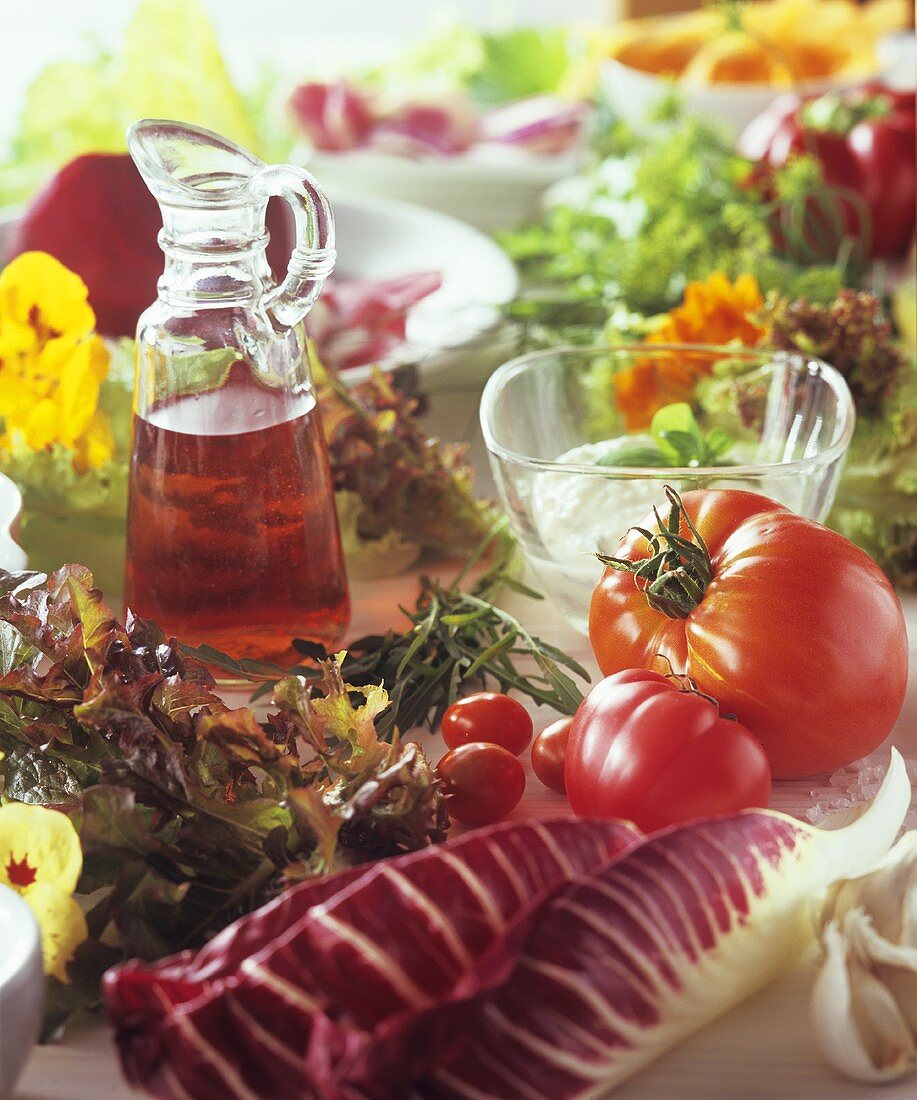 Sommerliches Gemüsestillleben mit Kräutern und Salat