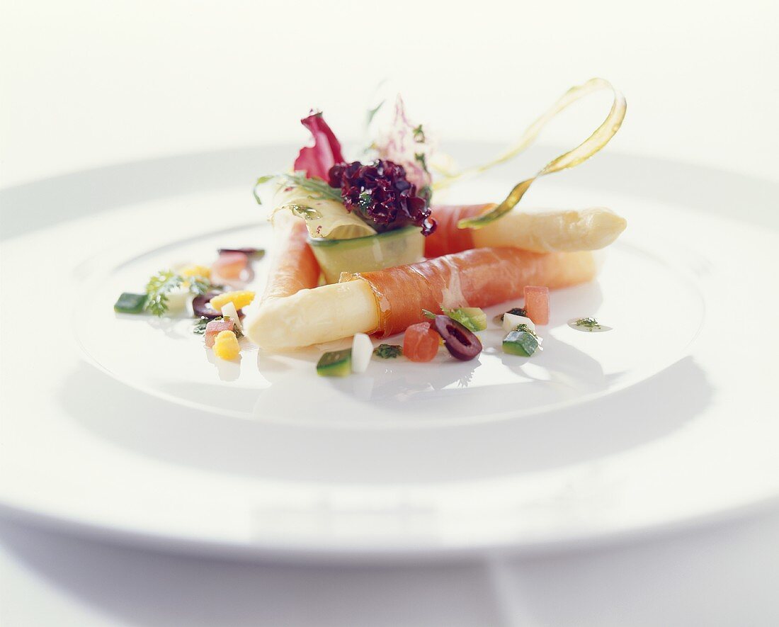 Spargel im Schinkenmantel mit Salat