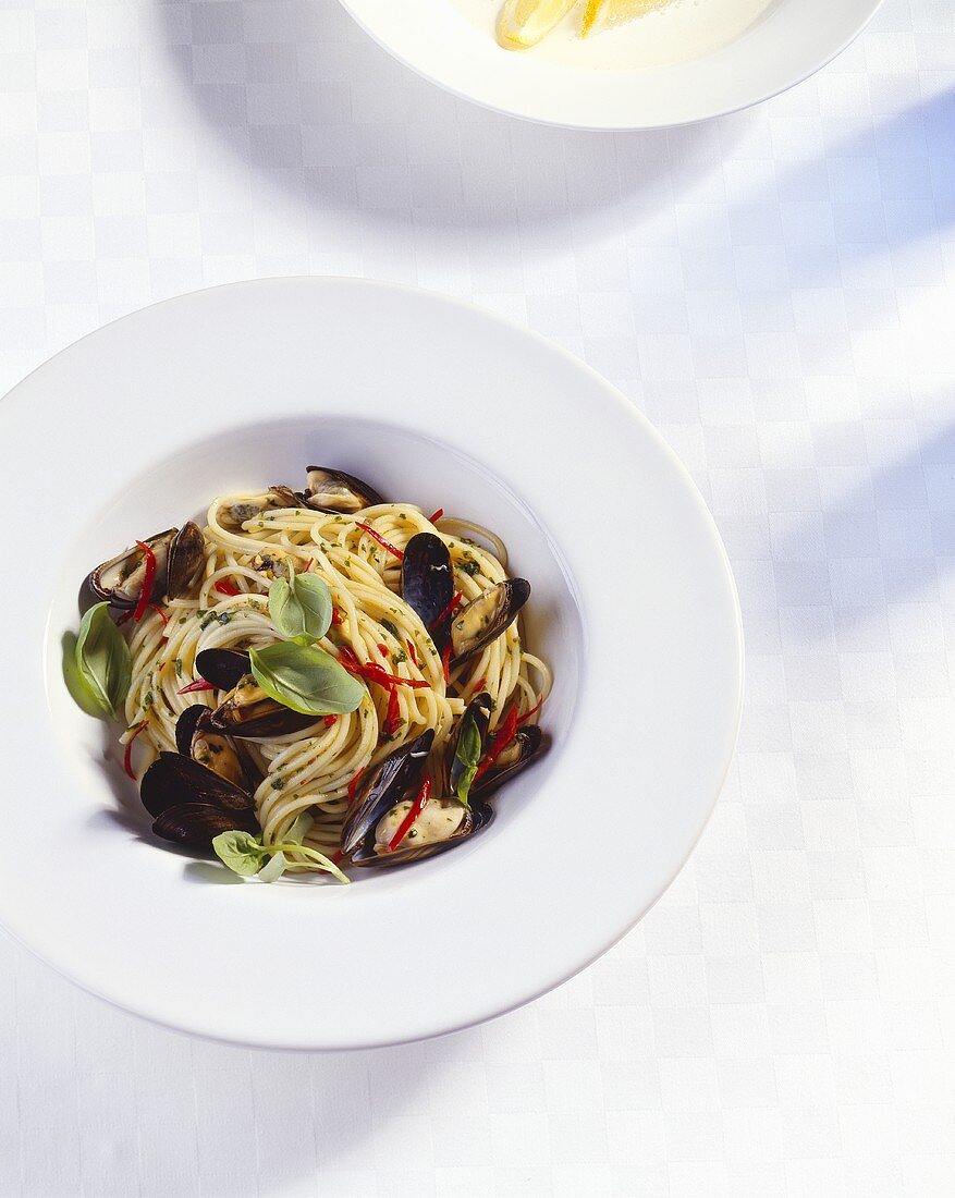 Spaghetti with mussels and basil