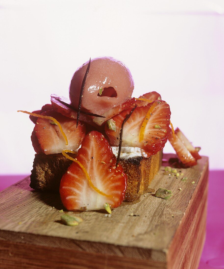 Ein Stück Kuchen mit Erdbeersalat mit Erdbeersorbet