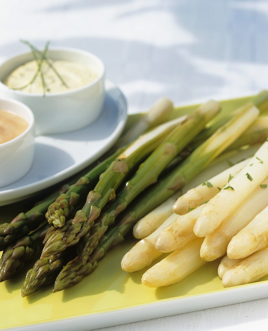 Grüner und weisser Spargel mit zwei verschiedenen Saucen